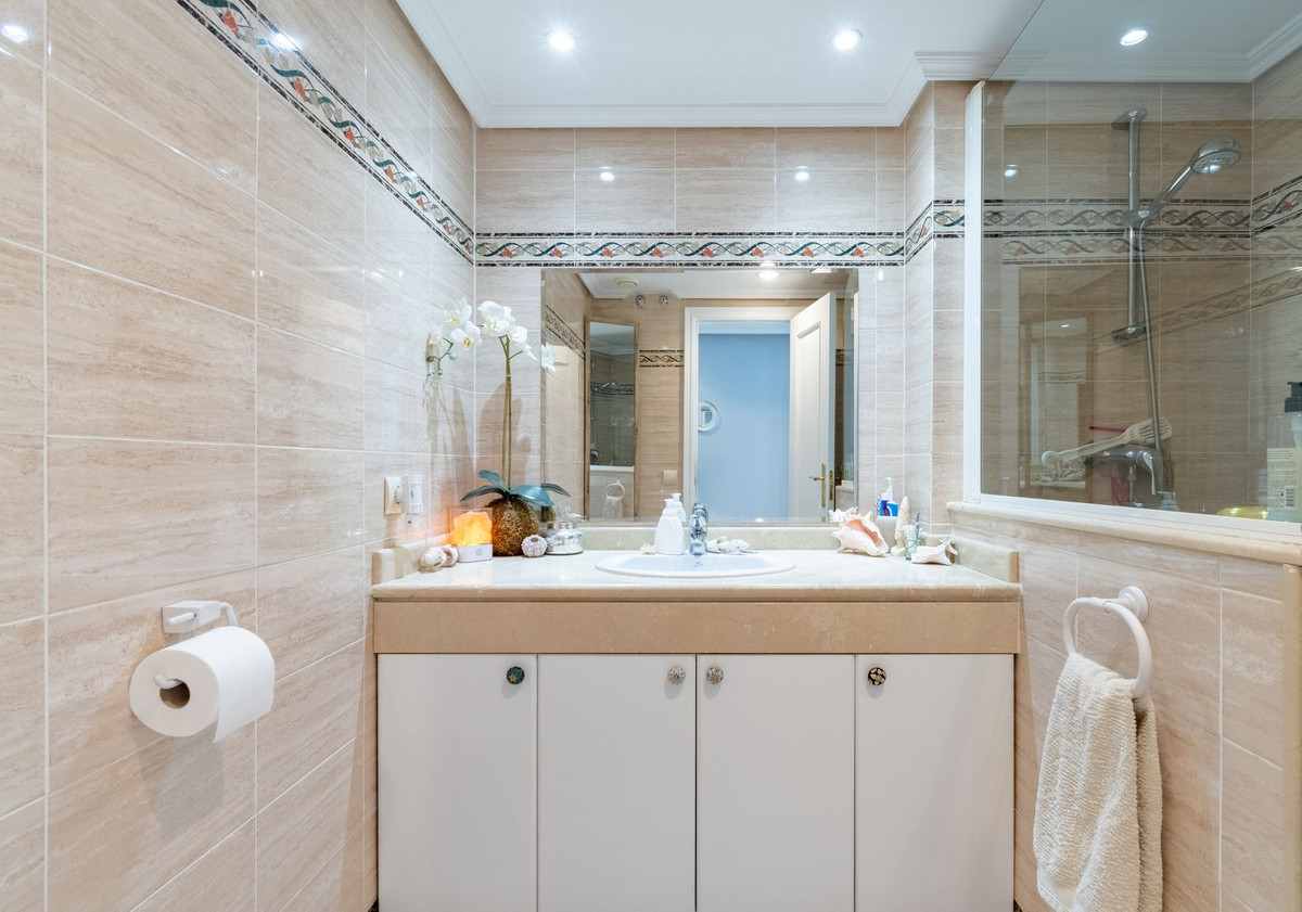 3 Bed Apartment for sale in Estepona Costa Del Sol, Málaga, Spain