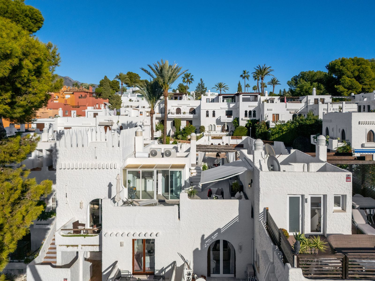 4 Bed Townhouse for sale in Nueva Andalucía Costa Del Sol, Málaga, Spain