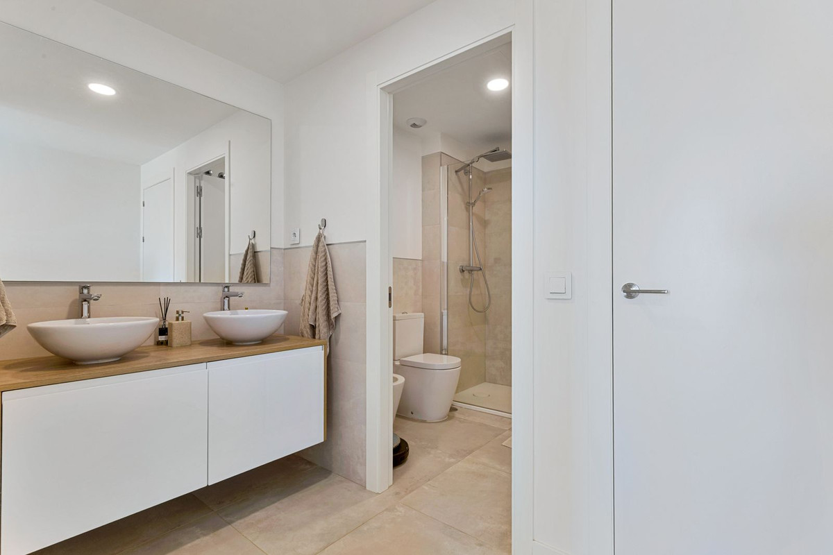 2 Bed Apartment for sale in Fuengirola Costa Del Sol, Málaga, Spain