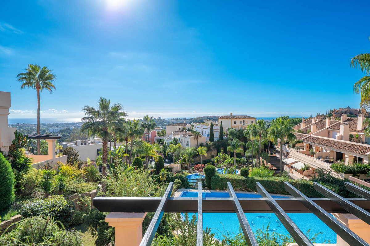 4 Bed Apartment for sale in Nueva Andalucía Costa Del Sol, Málaga, Spain