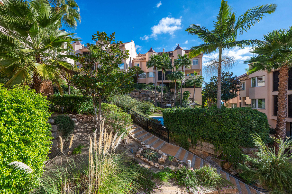 4 Bed Apartment for sale in Nueva Andalucía Costa Del Sol, Málaga, Spain