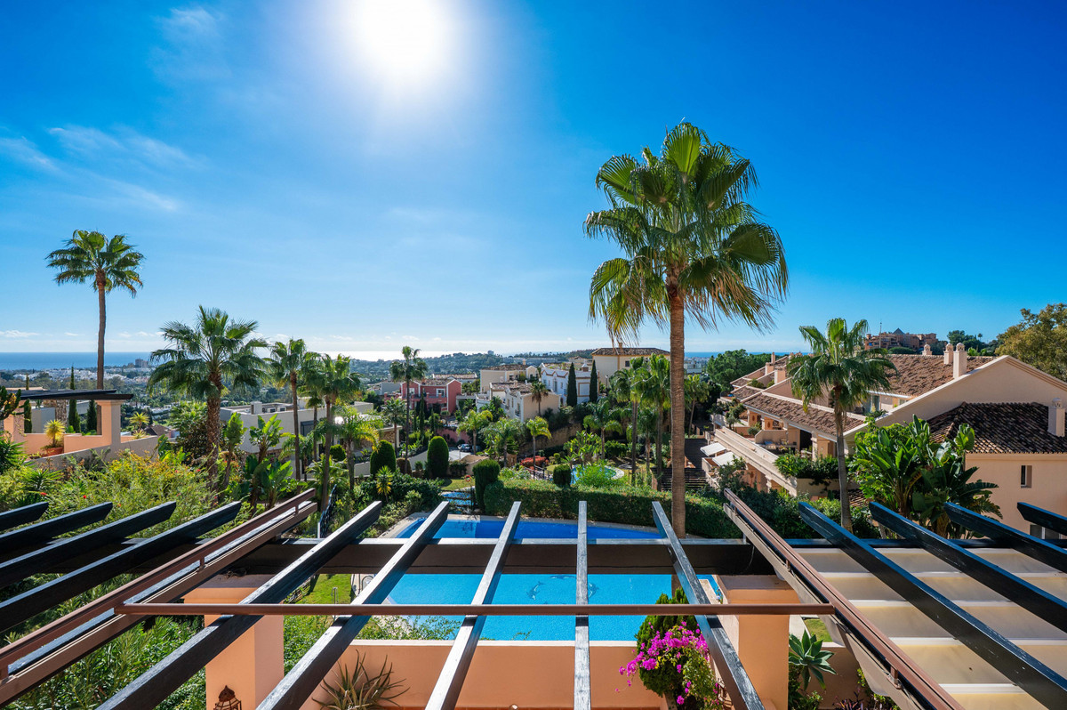 4 Bed Apartment for sale in Nueva Andalucía Costa Del Sol, Málaga, Spain
