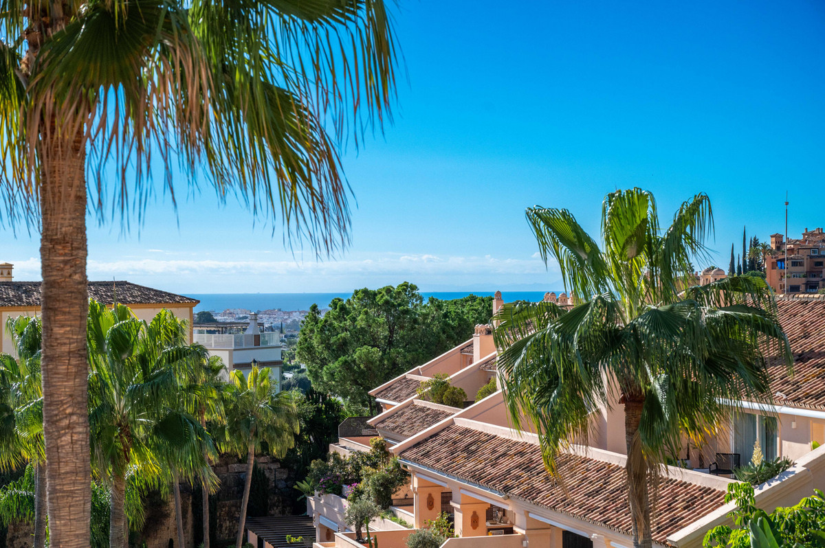 4 Bed Apartment for sale in Nueva Andalucía Costa Del Sol, Málaga, Spain