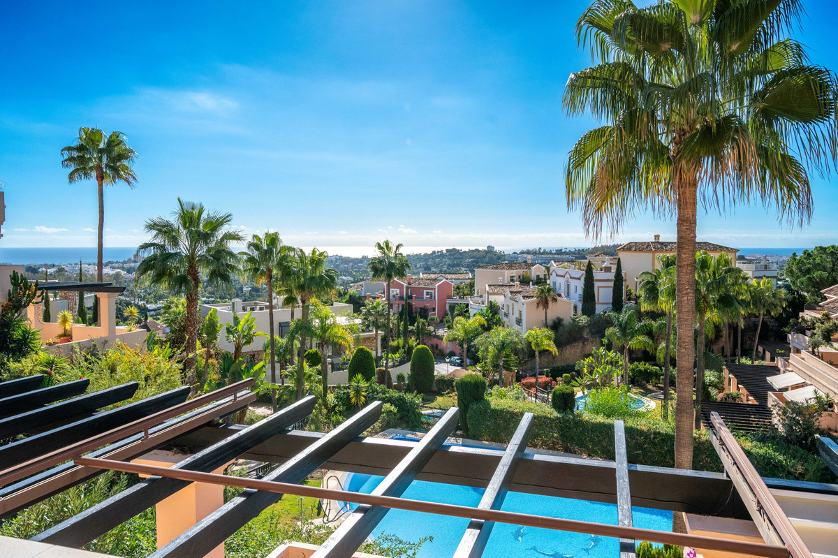 4 Bed Apartment for sale in Nueva Andalucía Costa Del Sol, Málaga, Spain