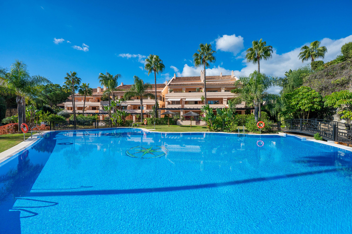 4 Bed Apartment for sale in Nueva Andalucía Costa Del Sol, Málaga, Spain