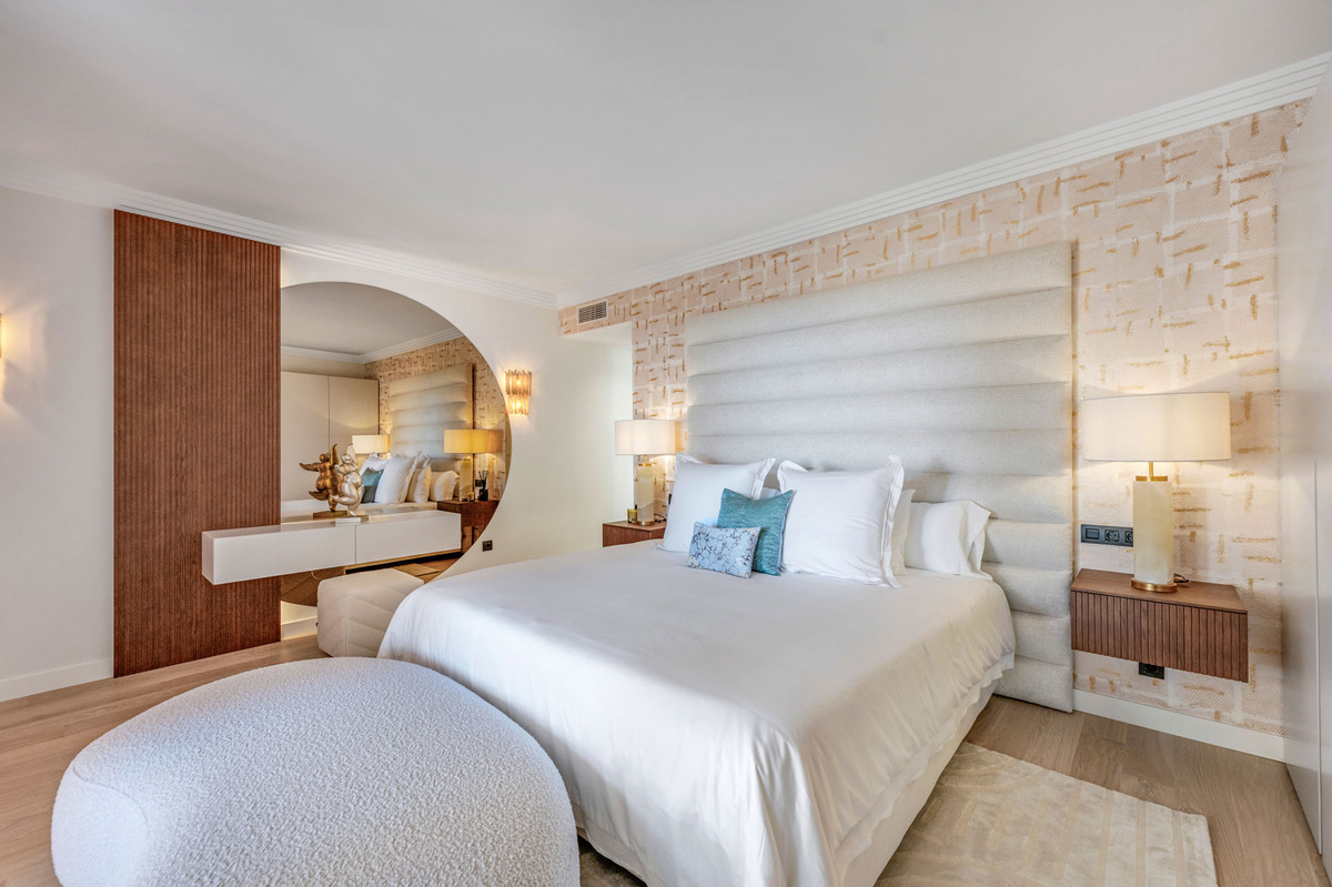 4 Bed Apartment for sale in Nueva Andalucía Costa Del Sol, Málaga, Spain