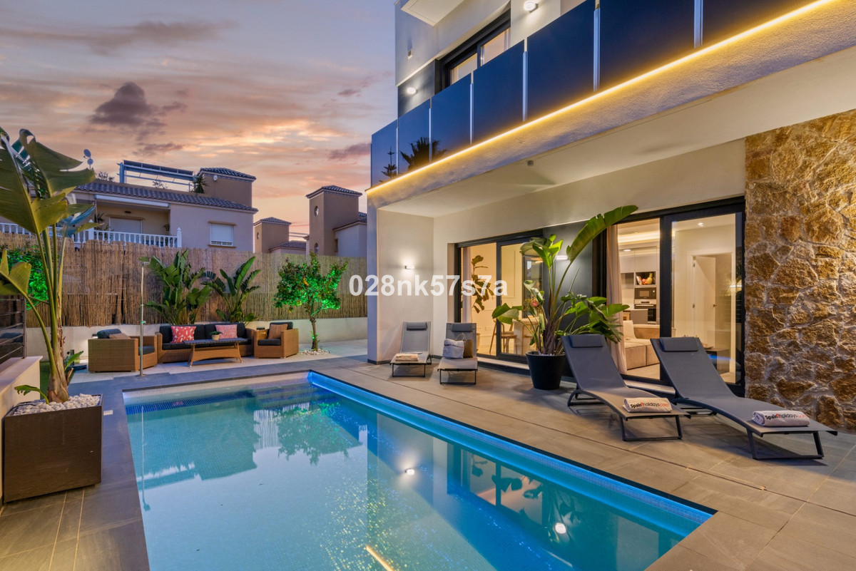 Se vende Villa - Chalet de 4 dormitorios en Costa Blanca, Alicante, España