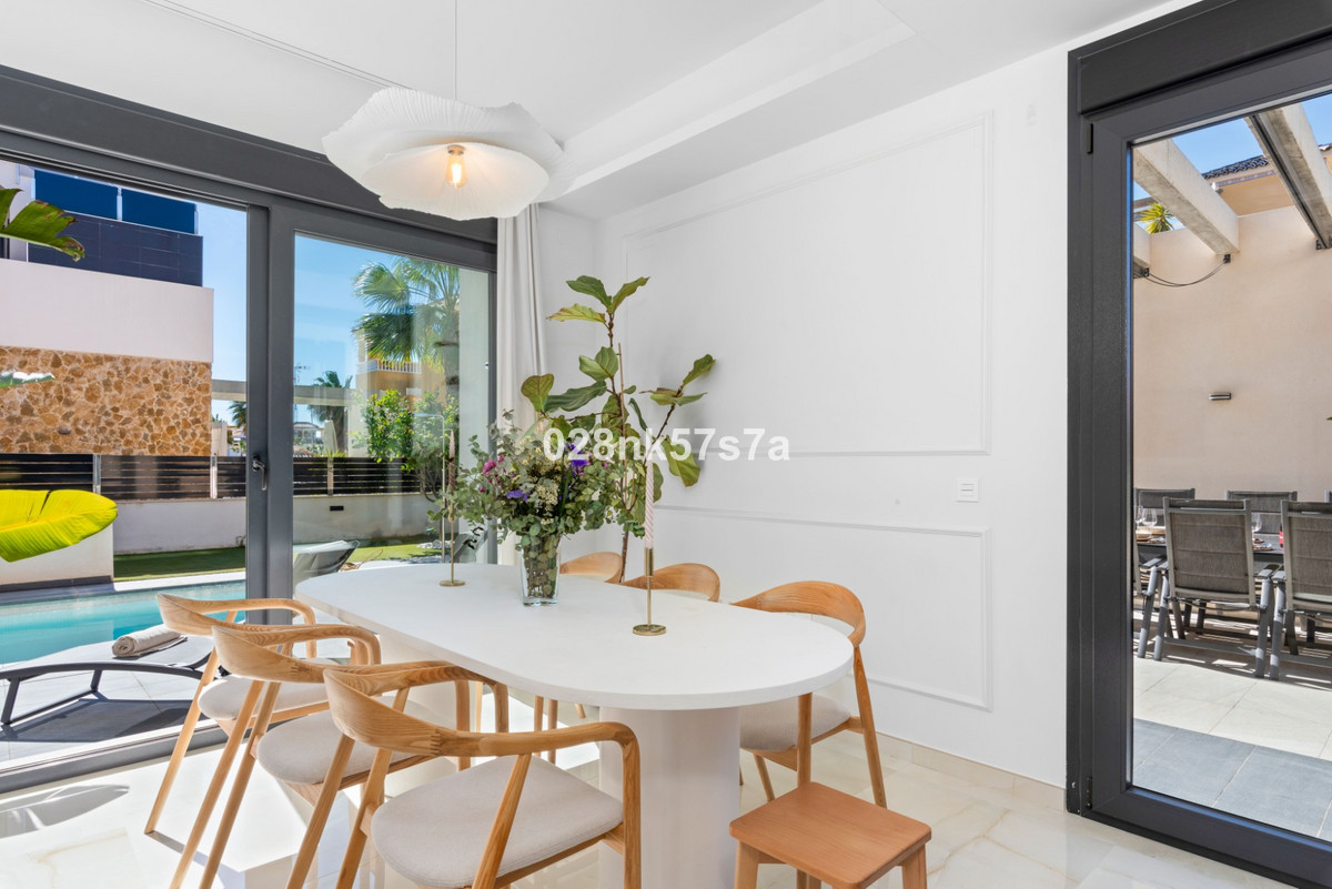 Se vende Villa - Chalet de 4 dormitorios en Costa Blanca, Alicante, España
