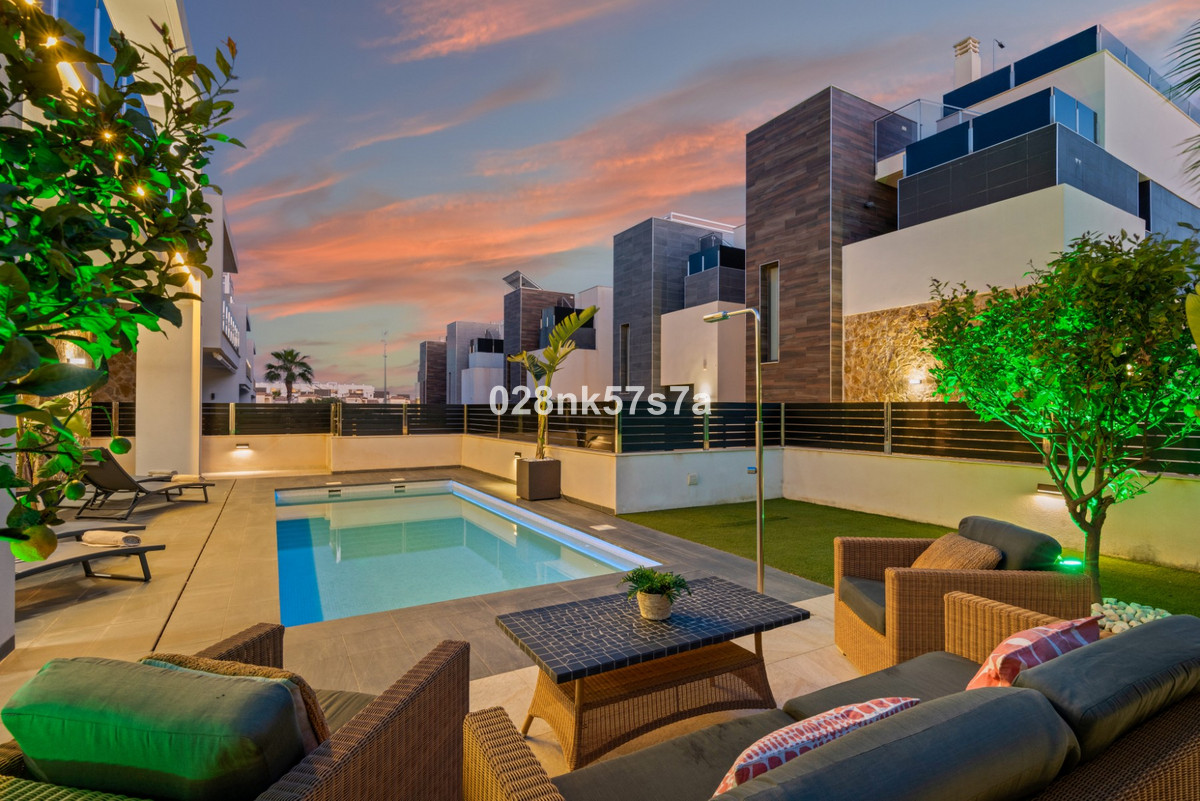Se vende Villa - Chalet de 4 dormitorios en Costa Blanca, Alicante, España