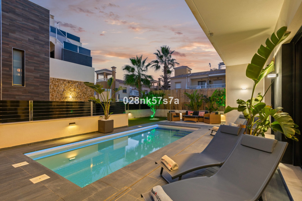 Se vende Villa - Chalet de 4 dormitorios en Costa Blanca, Alicante, España