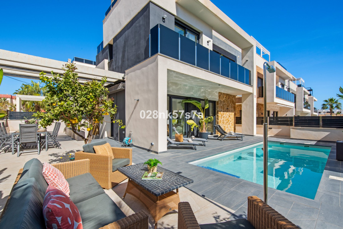 Se vende Villa - Chalet de 4 dormitorios en Costa Blanca, Alicante, España
