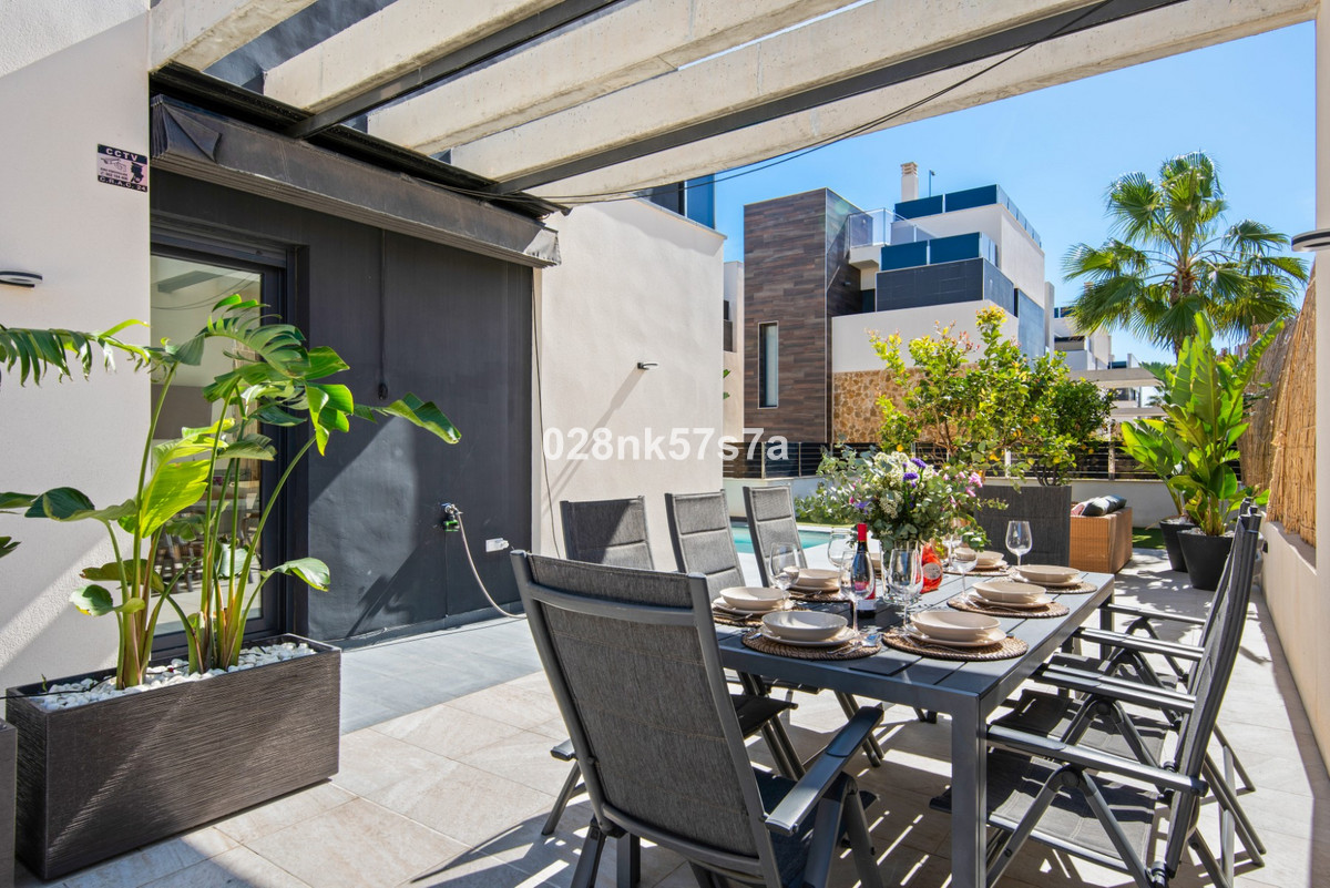 Se vende Villa - Chalet de 4 dormitorios en Costa Blanca, Alicante, España