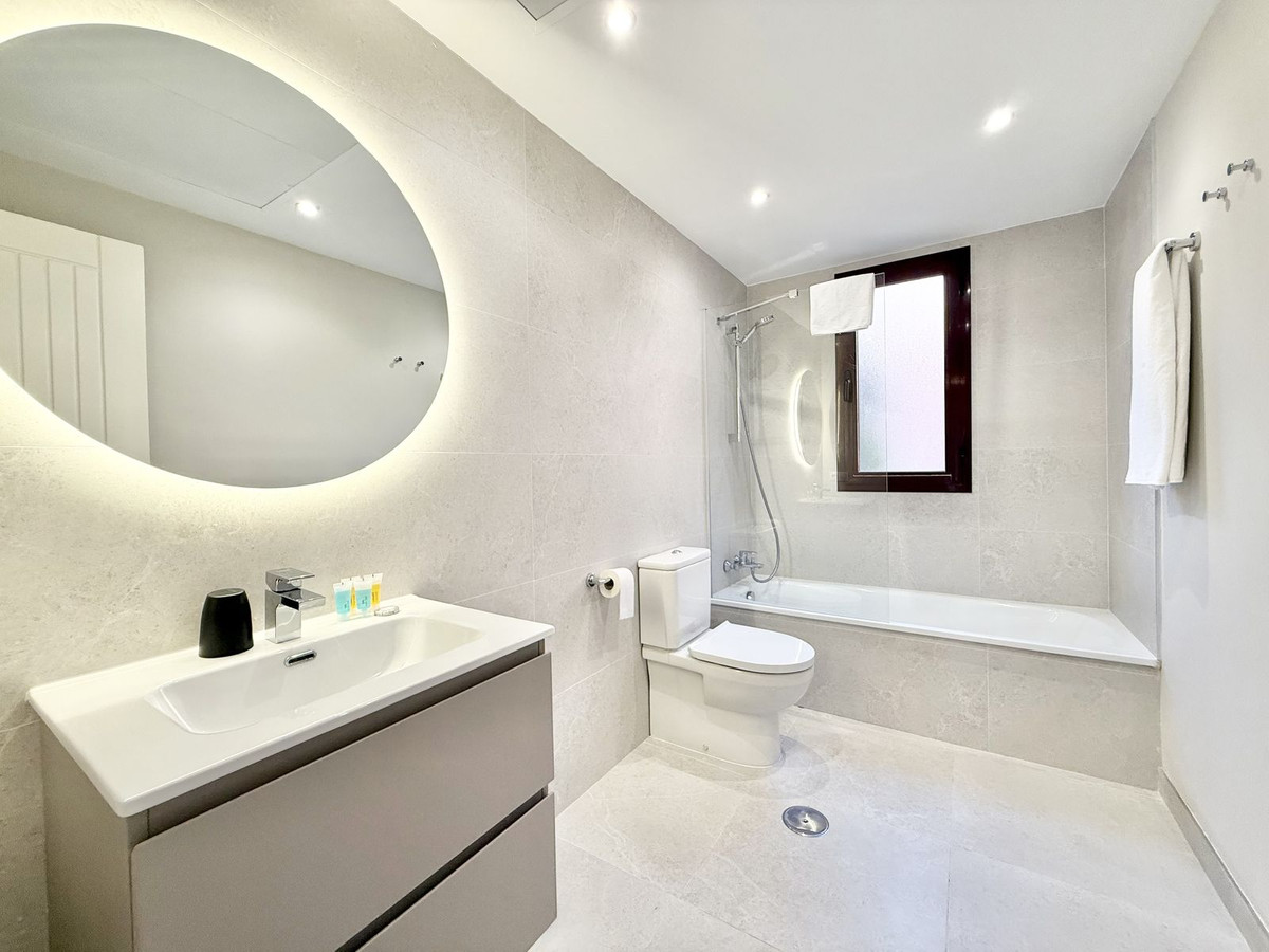 2 Bed Apartment for sale in Benahavís Costa Del Sol, Málaga, Spain