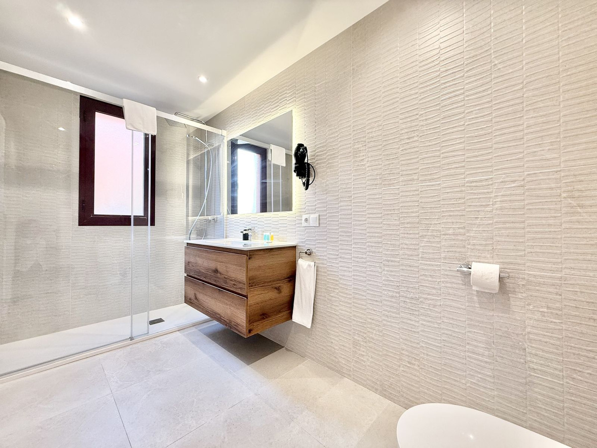 2 Bed Apartment for sale in Benahavís Costa Del Sol, Málaga, Spain
