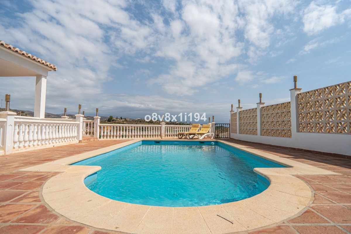 5 Bed Townhouse for sale in Benajarafe Costa Del Sol East, Málaga, Spain