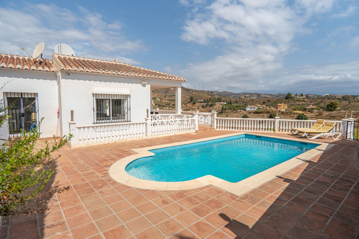 5 Bed Townhouse for sale in Benajarafe Costa Del Sol East, Málaga, Spain
