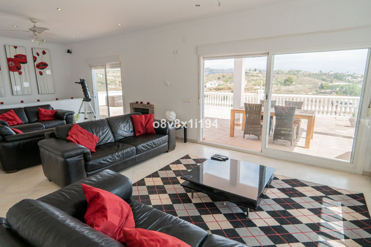 5 Bed Townhouse for sale in Benajarafe Costa Del Sol East, Málaga, Spain