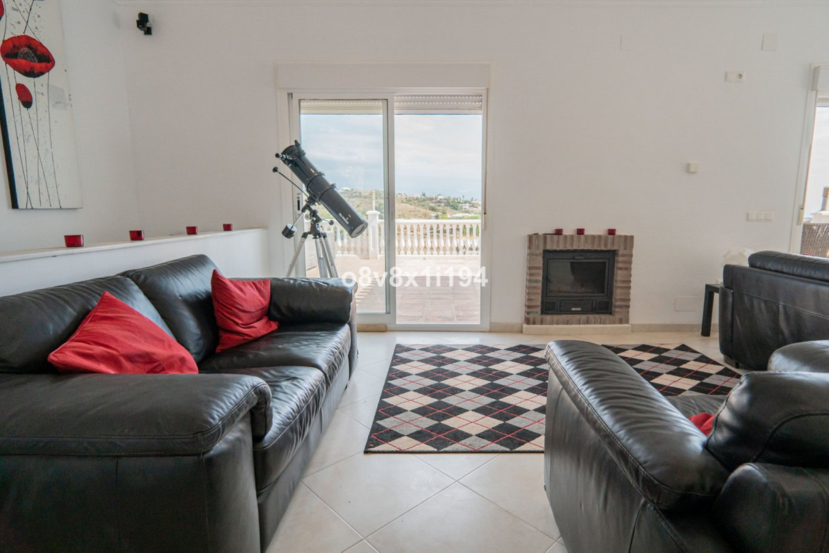 5 Bed Townhouse for sale in Benajarafe Costa Del Sol East, Málaga, Spain