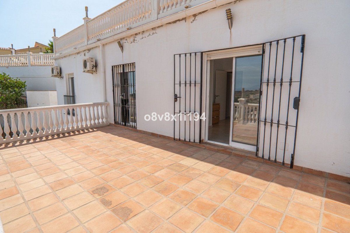 5 Bed Townhouse for sale in Benajarafe Costa Del Sol East, Málaga, Spain