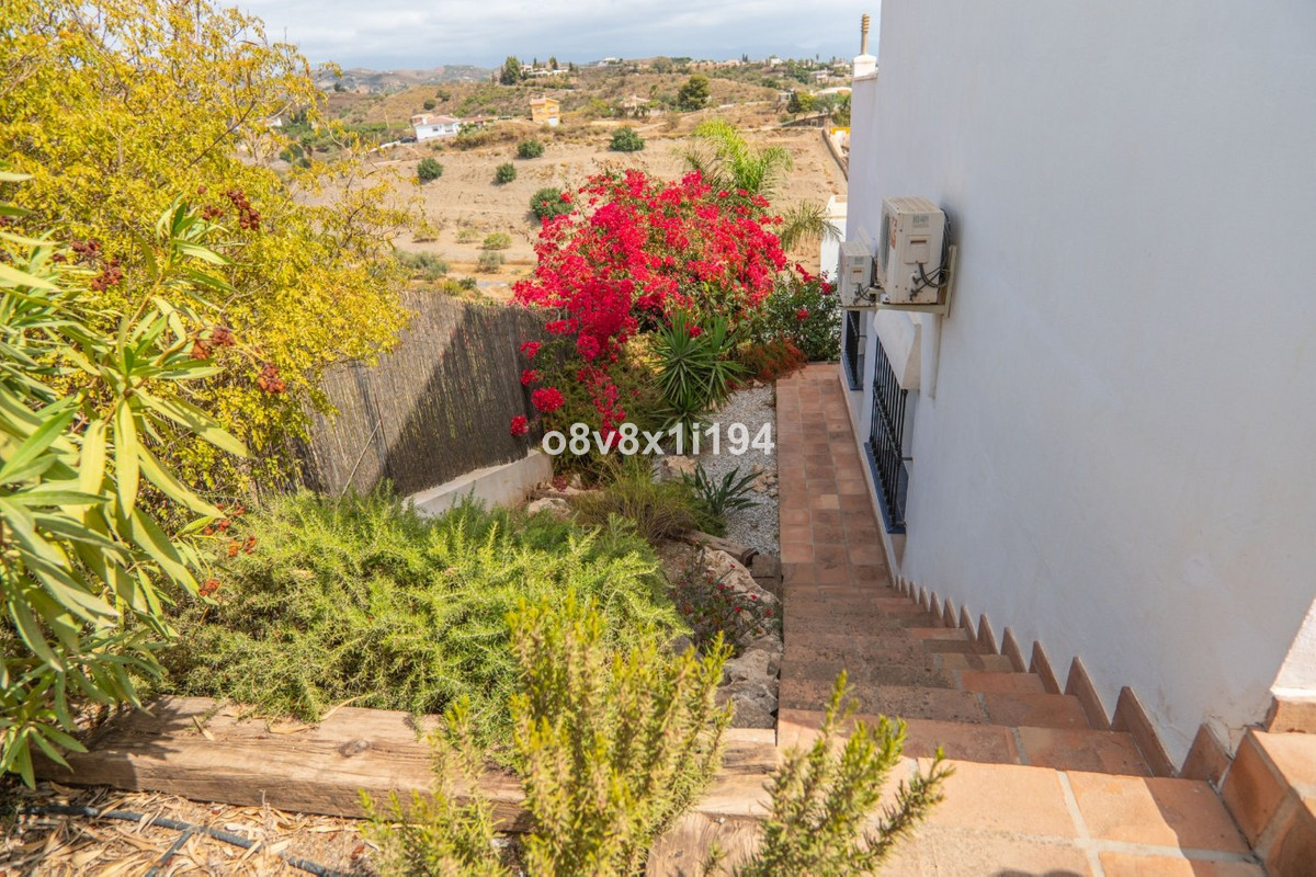 5 Bed Townhouse for sale in Benajarafe Costa Del Sol East, Málaga, Spain