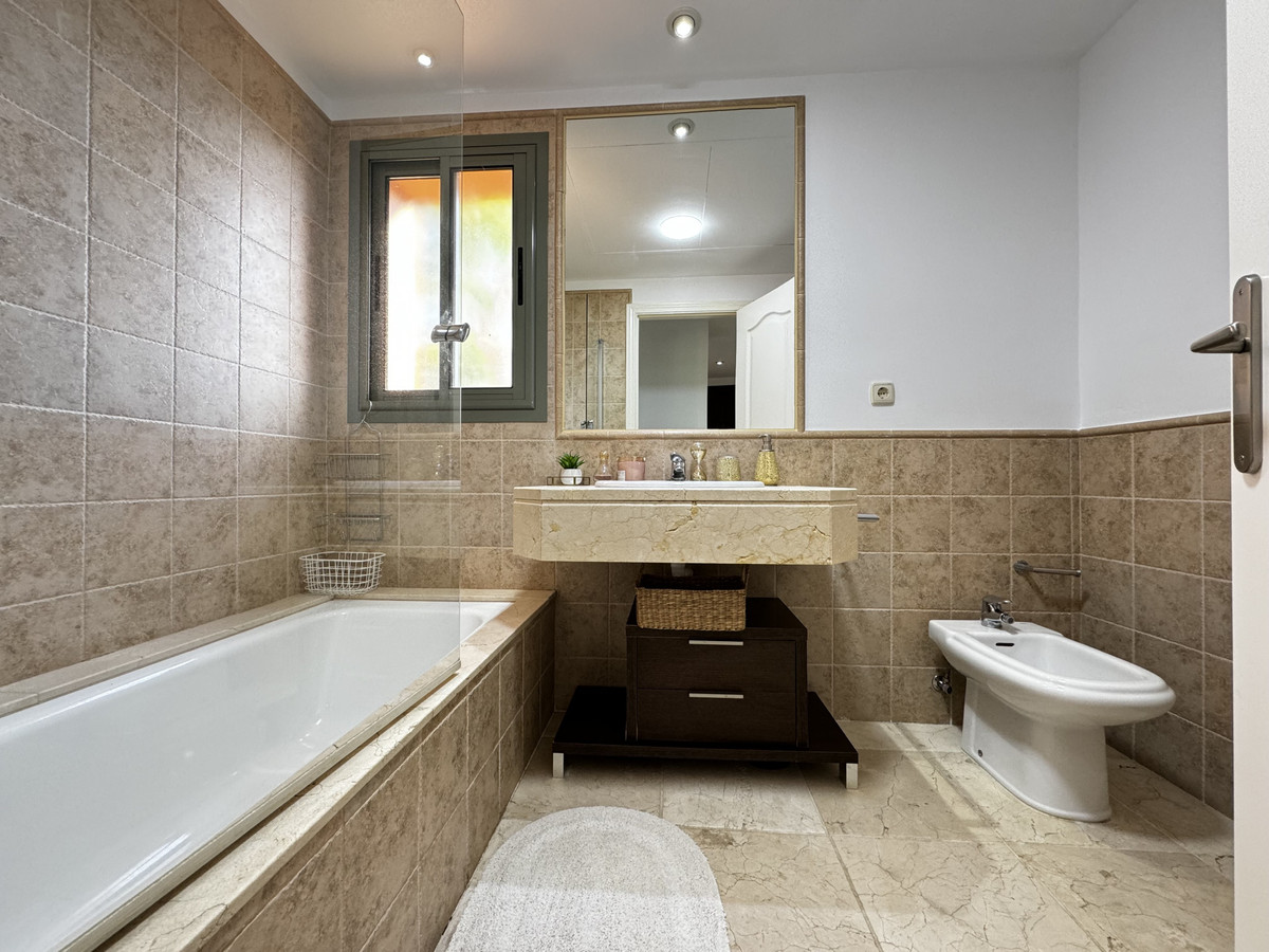 Se vende Apartamento Planta Media de 2 dormitorios en Costa Del Sol, Málaga, España