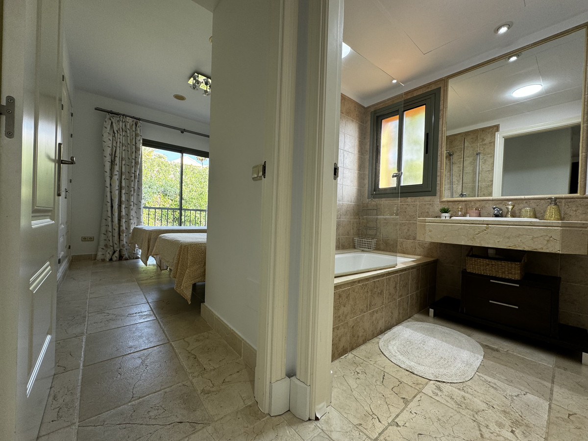 Se vende Apartamento Planta Media de 2 dormitorios en Costa Del Sol, Málaga, España