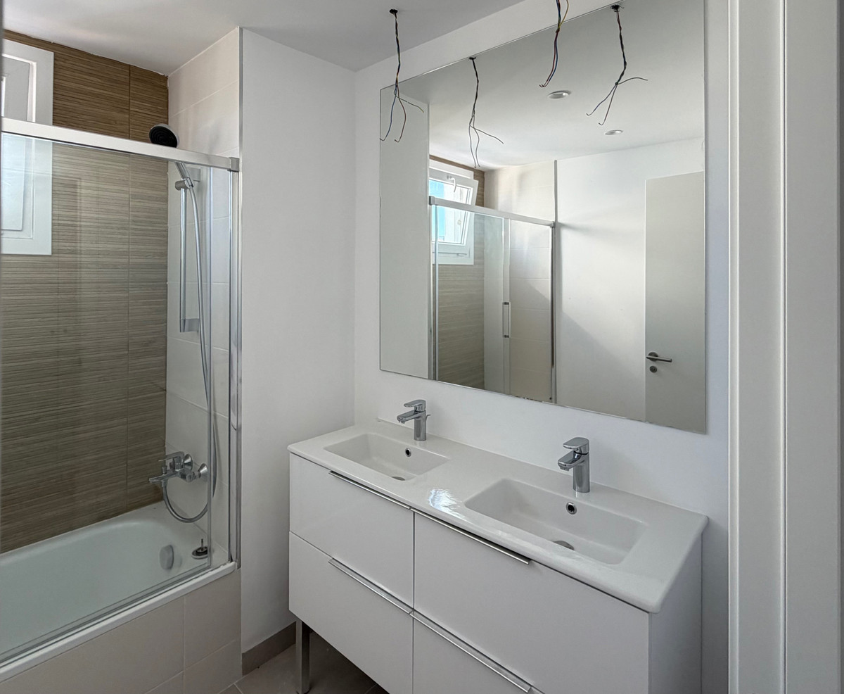 3 Bed Apartment for sale in Estepona Costa Del Sol, Málaga, Spain