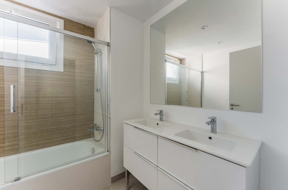 3 Bed Apartment for sale in Estepona Costa Del Sol, Málaga, Spain