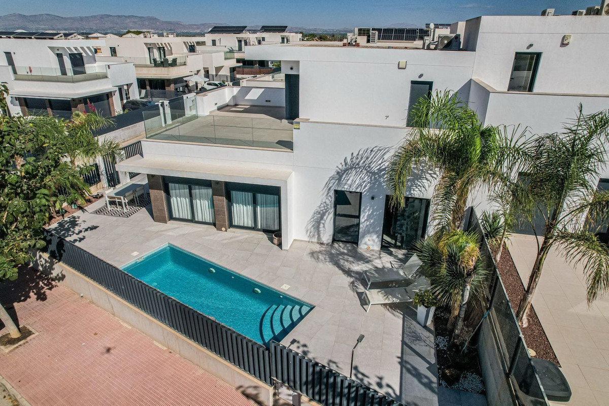 Se vende Villa - Chalet de 3 dormitorios en Costa Blanca, Alicante, España
