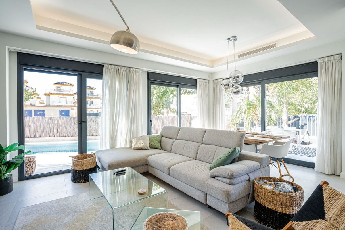 Se vende Villa - Chalet de 3 dormitorios en Costa Blanca, Alicante, España