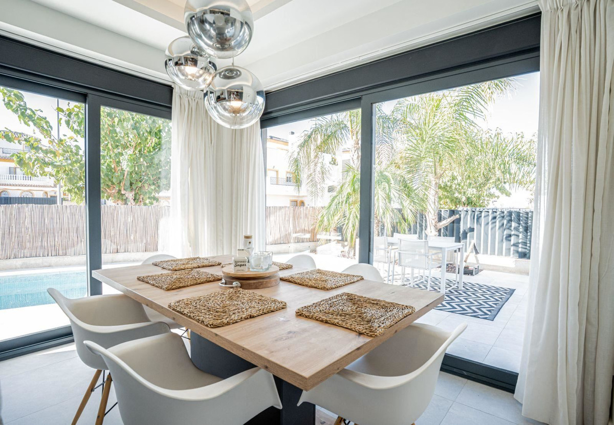 Se vende Villa - Chalet de 3 dormitorios en Costa Blanca, Alicante, España