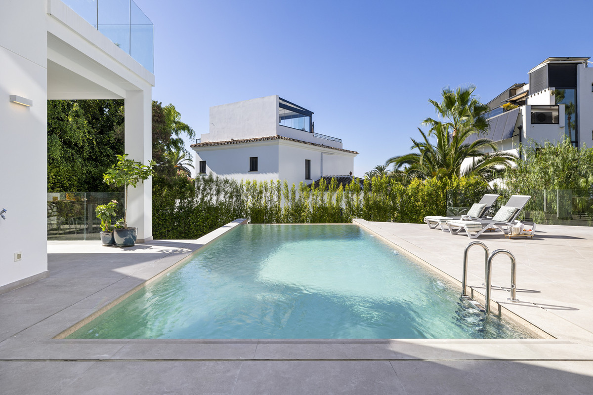 5 Bed Townhouse for sale in Marbesa Costa Del Sol, Málaga, Spain