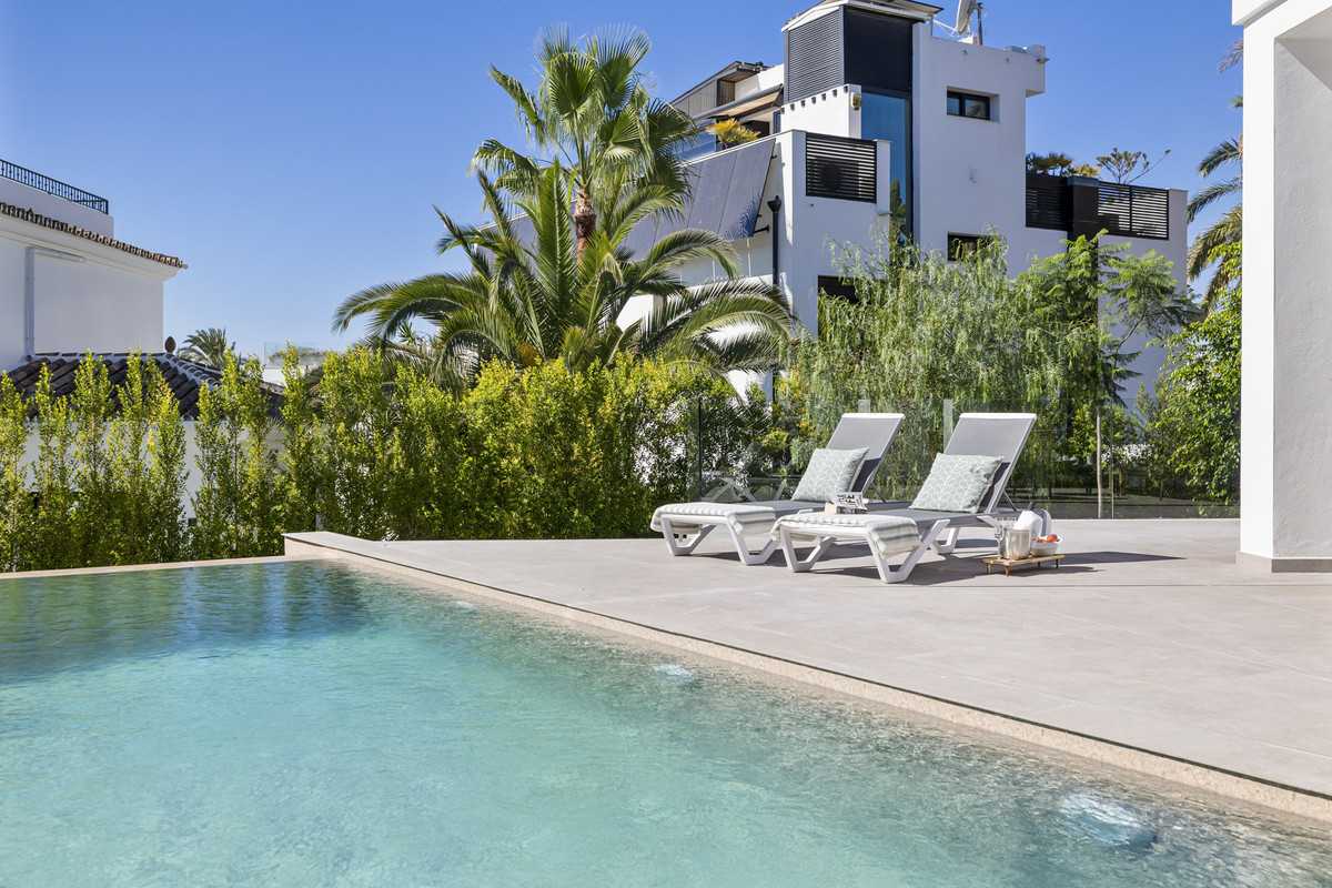 5 Bed Townhouse for sale in Marbesa Costa Del Sol, Málaga, Spain
