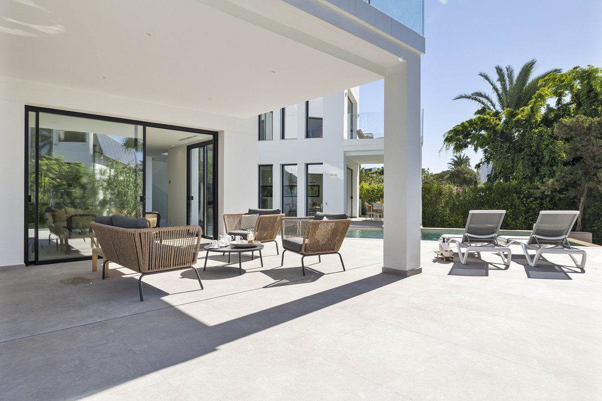 5 Bed Townhouse for sale in Marbesa Costa Del Sol, Málaga, Spain
