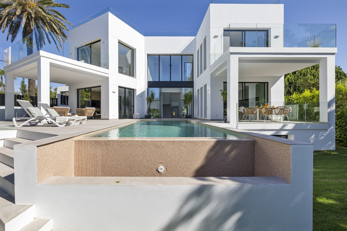 5 Bed Townhouse for sale in Marbesa Costa Del Sol, Málaga, Spain