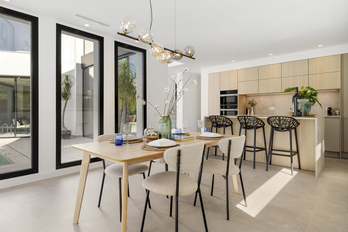 5 Bed Townhouse for sale in Marbesa Costa Del Sol, Málaga, Spain