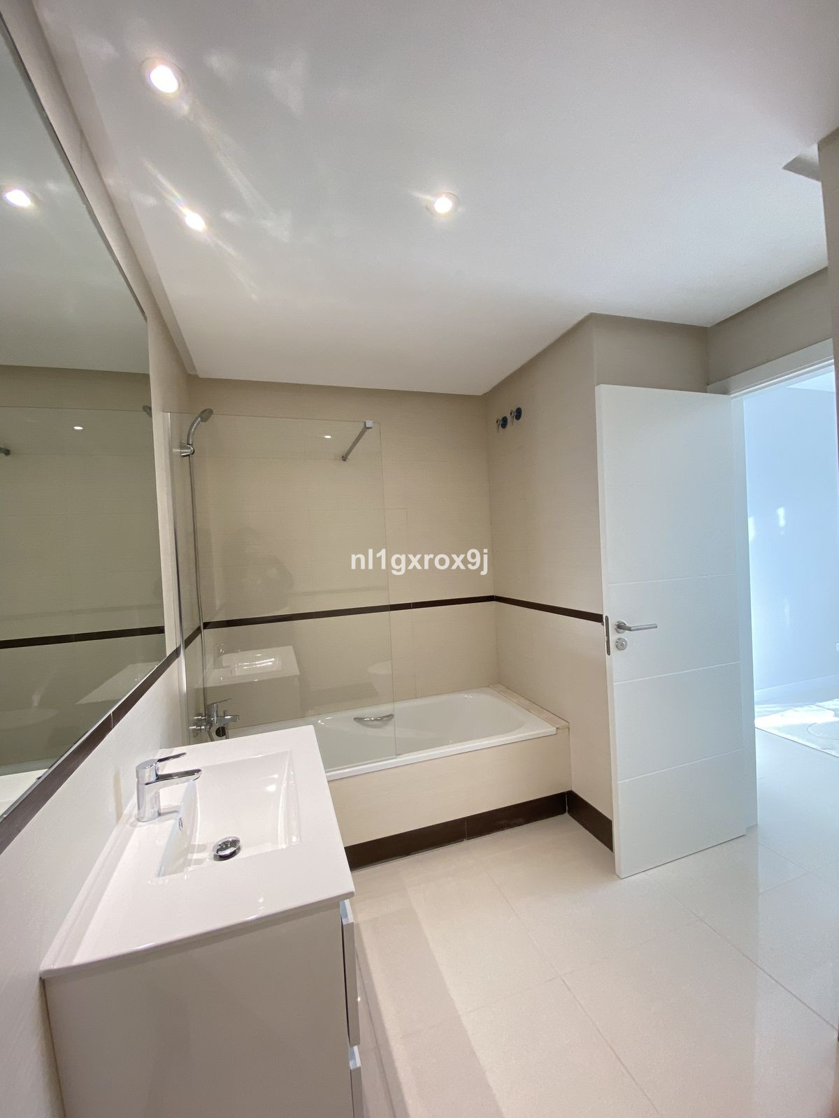 2 Bed Apartment for sale in Estepona Costa Del Sol, Málaga, Spain