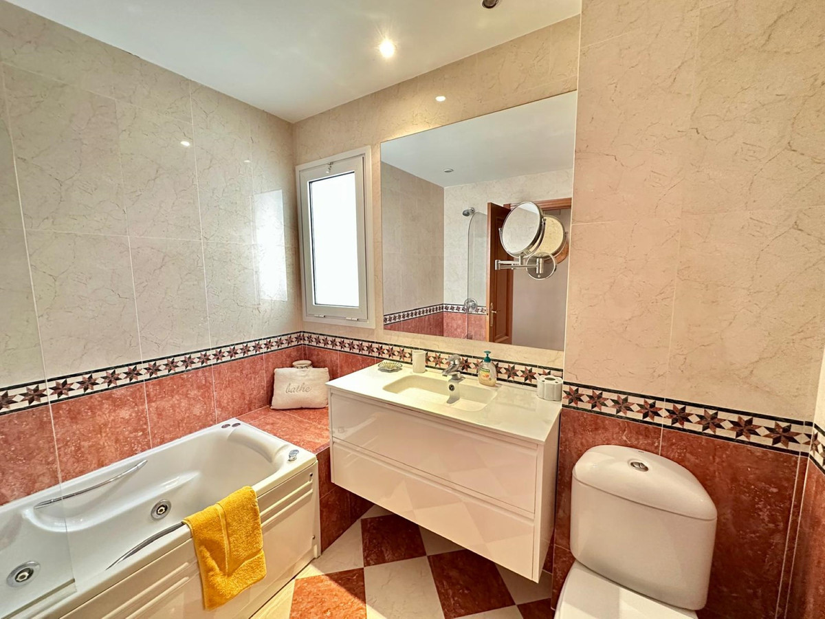 Se vende Apartamento Planta Media de 2 dormitorios en Costa Del Sol, Málaga, España