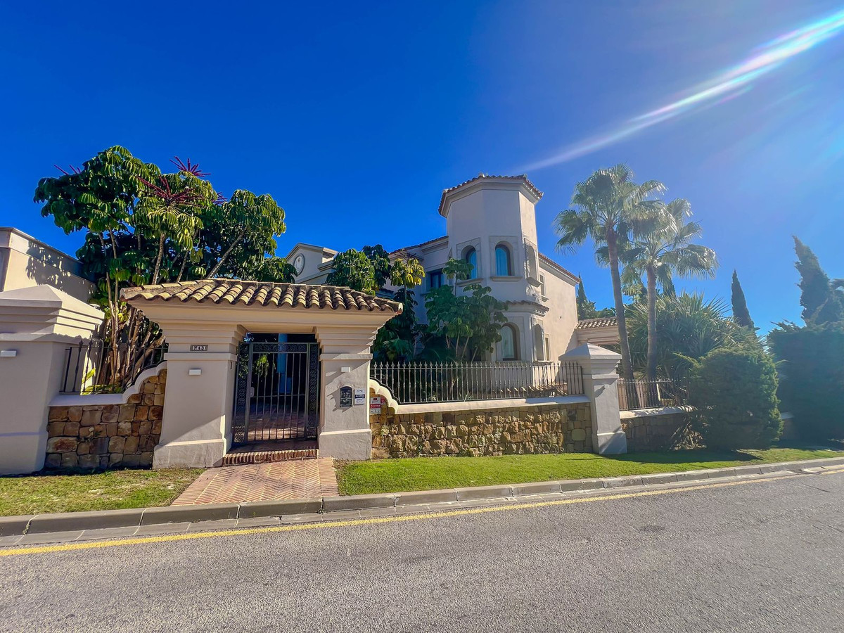 5 Bed Townhouse for sale in Los Flamingos Costa Del Sol, Málaga, Spain