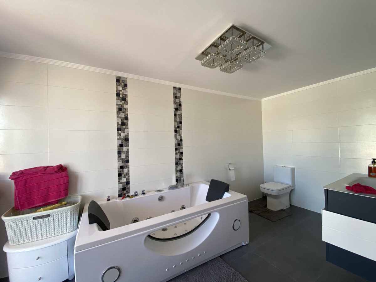 Se vende Villa - Chalet de 4 dormitorios en Costa Del Sol, Málaga, España