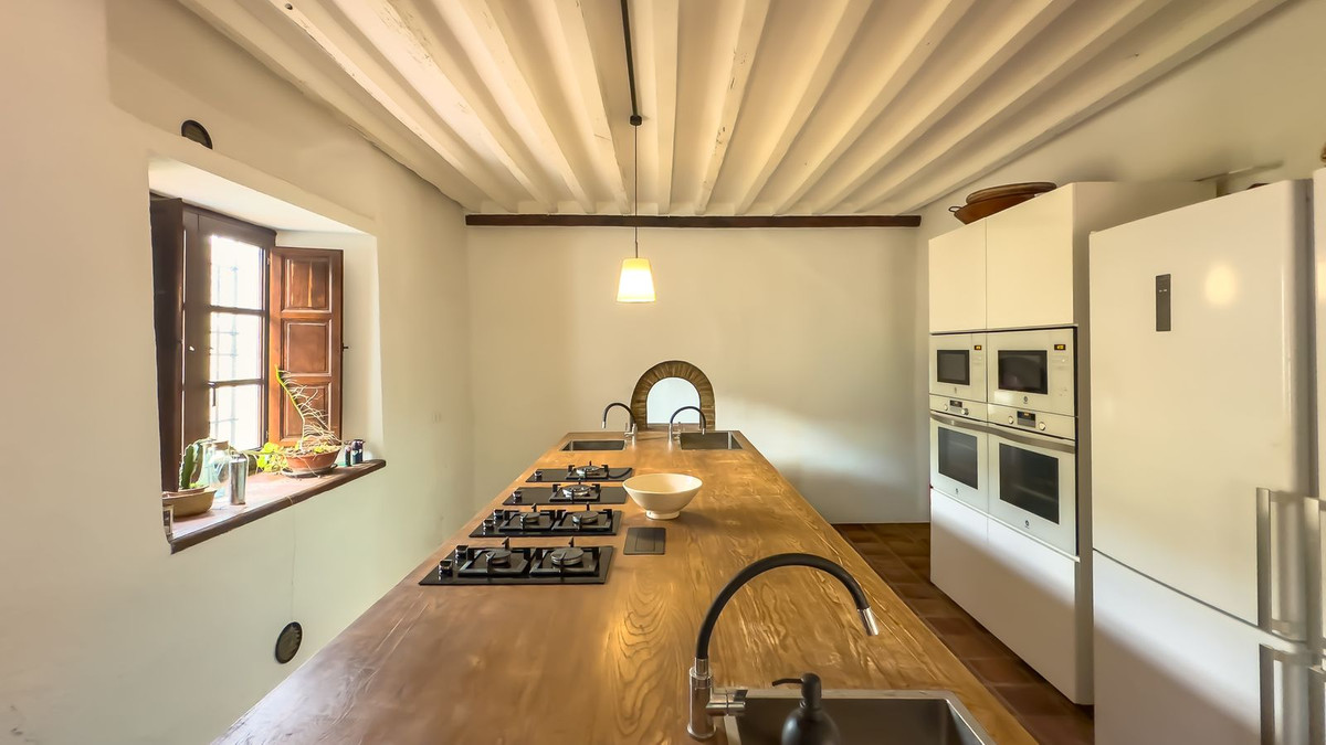 8 Bed Townhouse for sale in Montes De Málaga Málaga Ciudad, Málaga, Spain