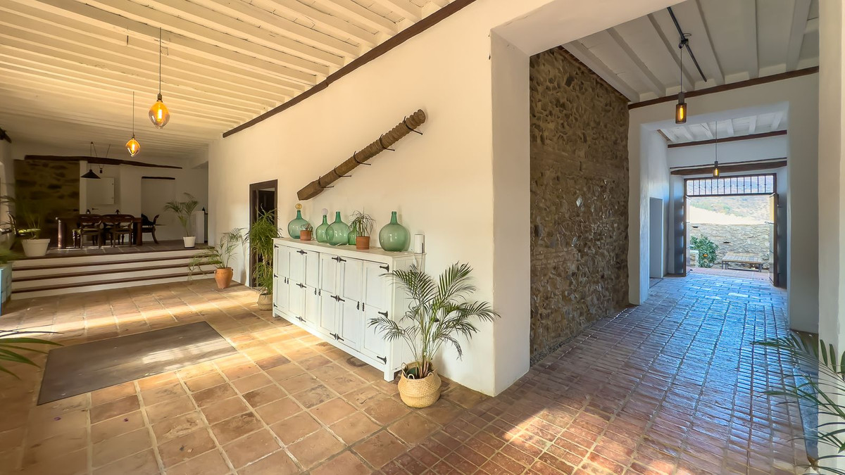 8 Bed Townhouse for sale in Montes De Málaga Málaga Ciudad, Málaga, Spain