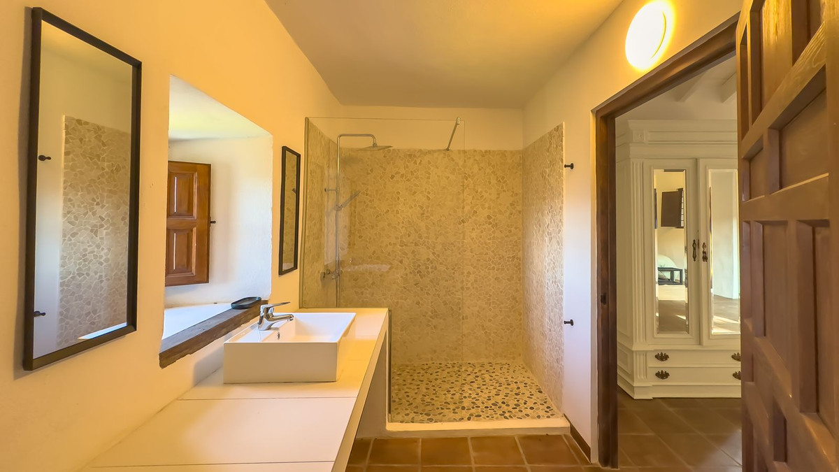 8 Bed Townhouse for sale in Montes De Málaga Málaga Ciudad, Málaga, Spain
