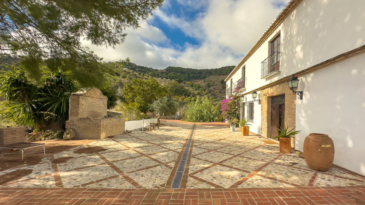 8 Bed Townhouse for sale in Montes De Málaga Málaga Ciudad, Málaga, Spain