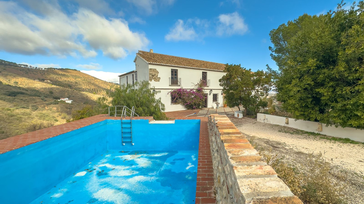 8 Bed Townhouse for sale in Montes De Málaga Málaga Ciudad, Málaga, Spain