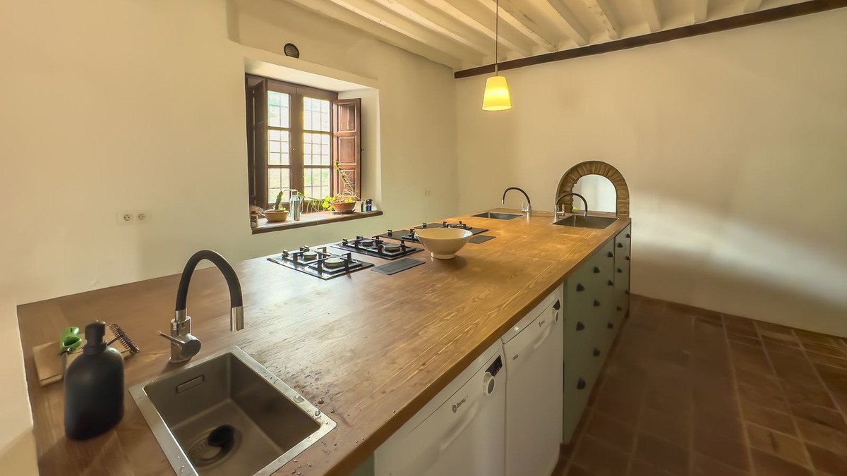 8 Bed Townhouse for sale in Montes De Málaga Málaga Ciudad, Málaga, Spain