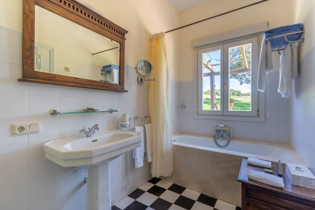8 Bed Townhouse for sale in Ronda Costa Del Sol, Málaga, Spain