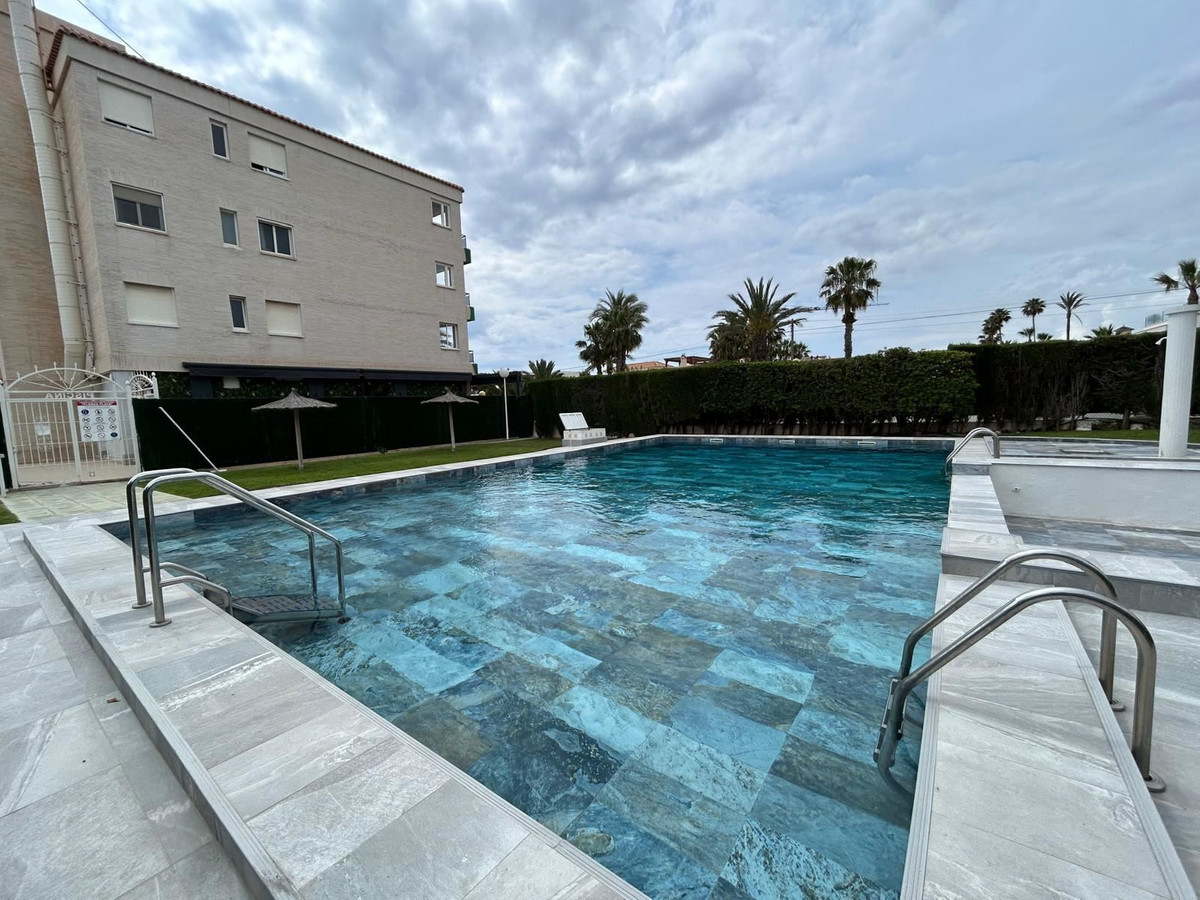 Se vende Apartamento Planta Media de 3 dormitorios en Costa Blanca, Alicante, España