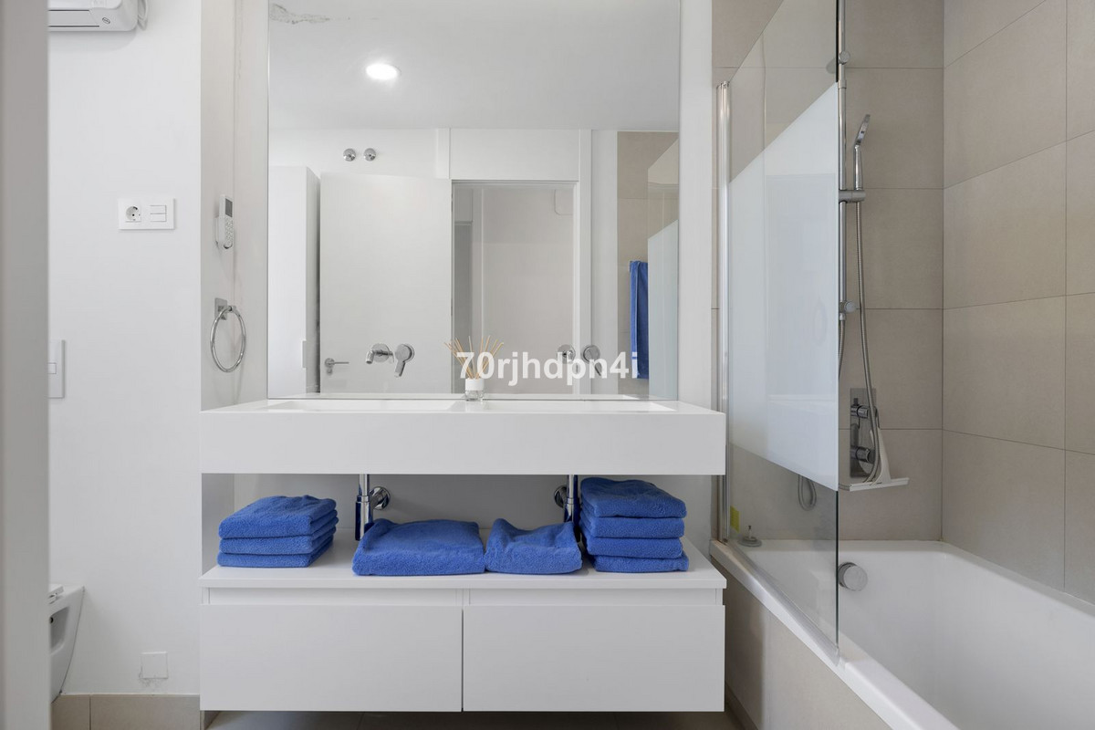 Se vende Apartamento Planta Media de 2 dormitorios en Costa Del Sol, Málaga, España