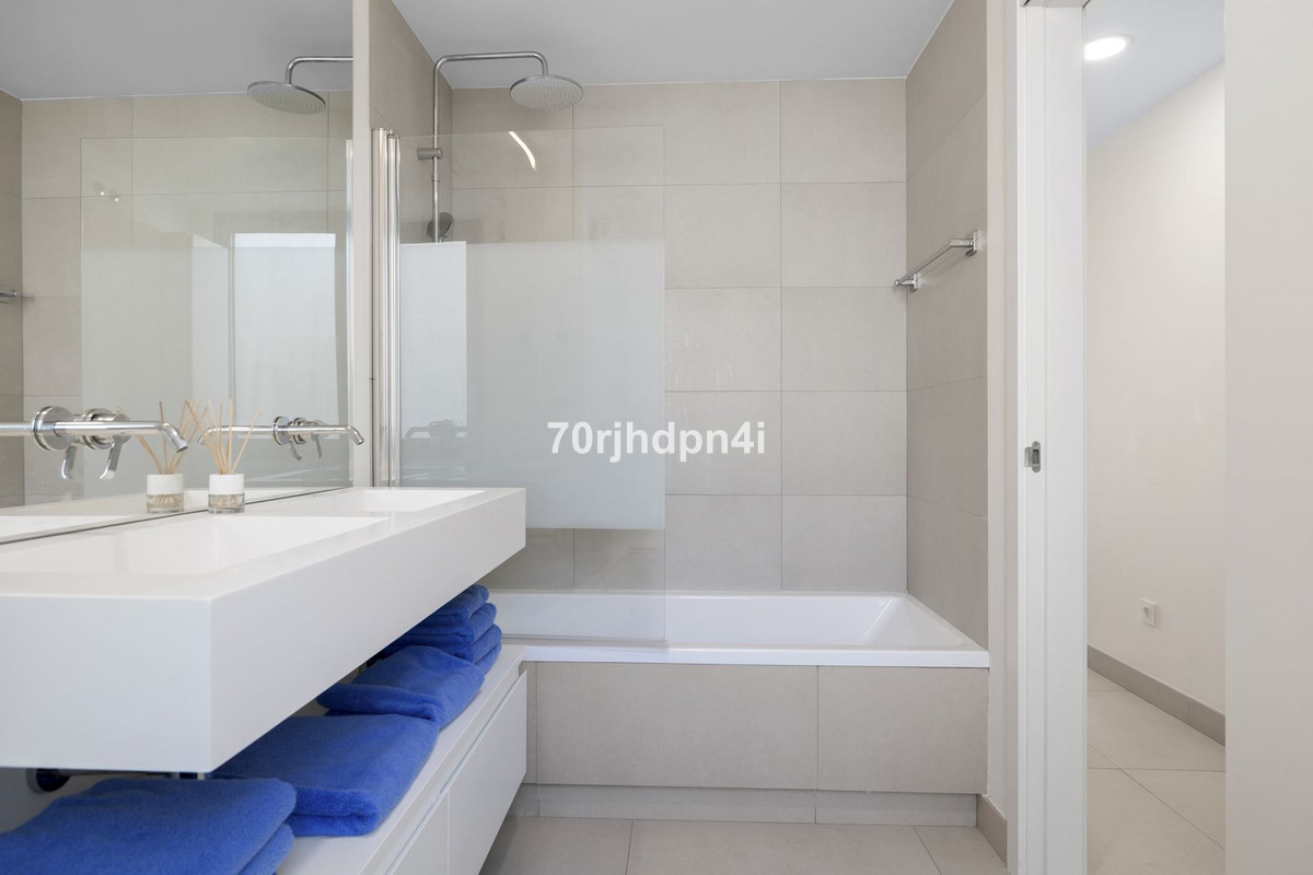 Se vende Apartamento Planta Media de 2 dormitorios en Costa Del Sol, Málaga, España